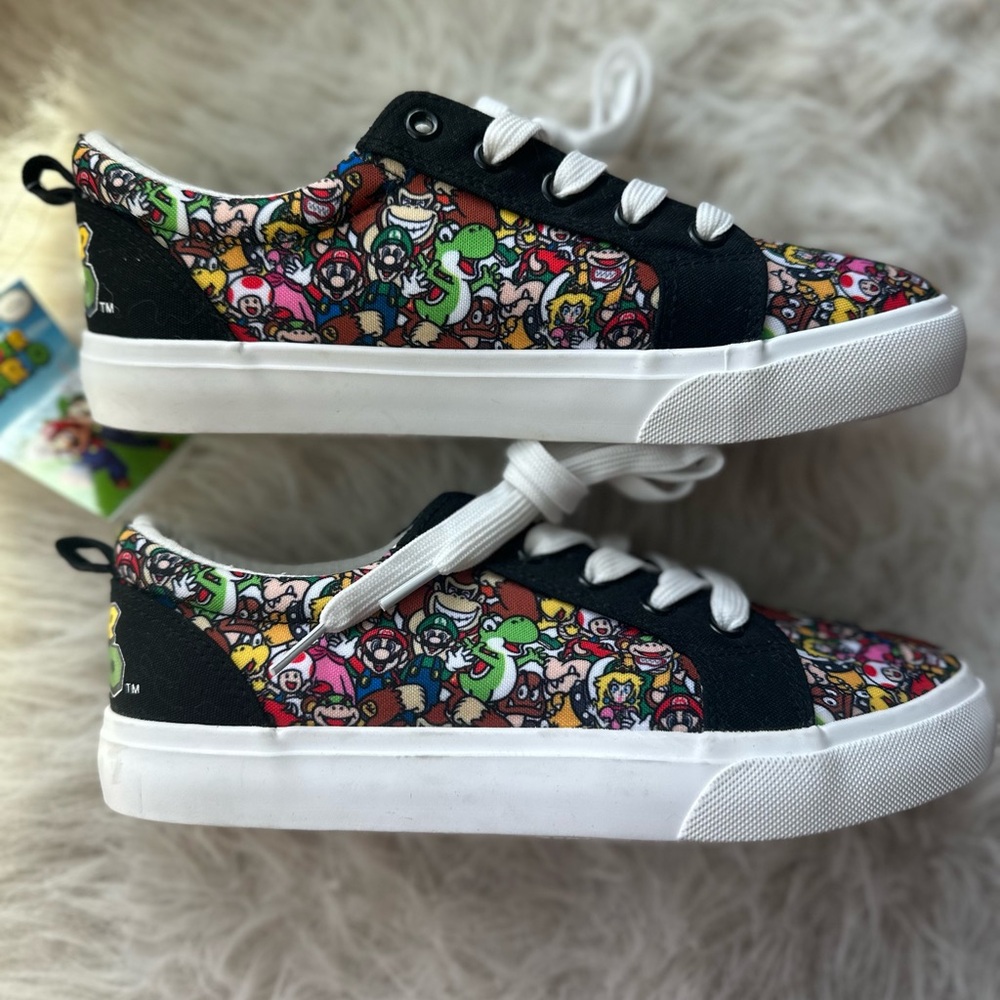 NWT Unisex colorful Super Mario sneakers size 5